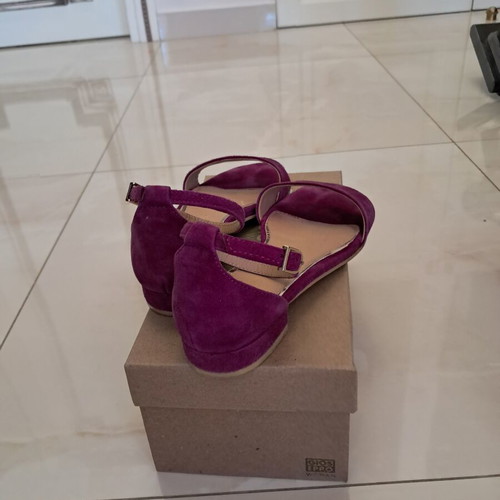 Gioseppo women's sandals like new, size 38, purple