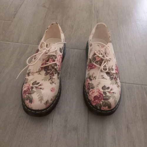 Shoes with floral design like new, size 37