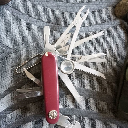 Swiss-type multitool pocket knife like new, 16 functions