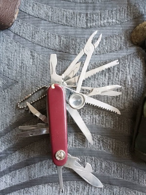 Swiss-type multitool pocket knife like new, 16 functions