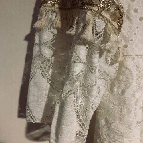 Women's white blouse with guipure lace and gold thread like new
