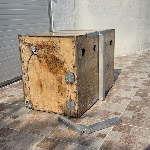Wooden dog transport cage with tow hitch
