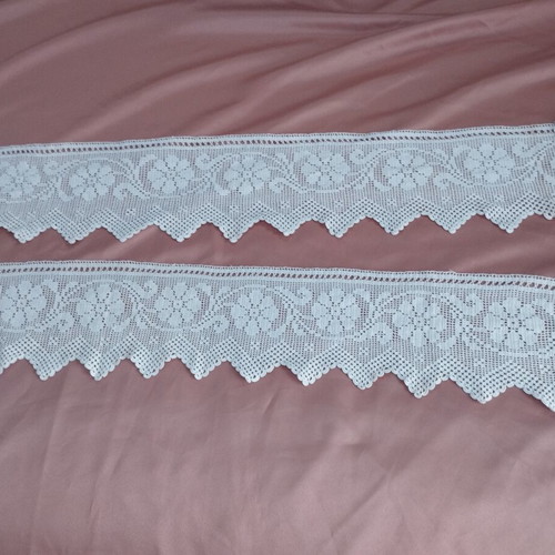 Vintage handmade wide crochet lace set of 2 with rose design, like new