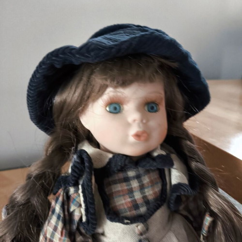 Porcelain dolls like new, pack of 3 with basket gift