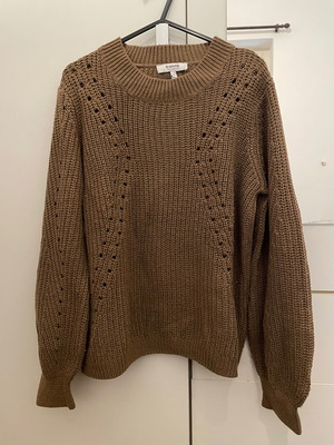 B. Younq brown knitted sweater size M used