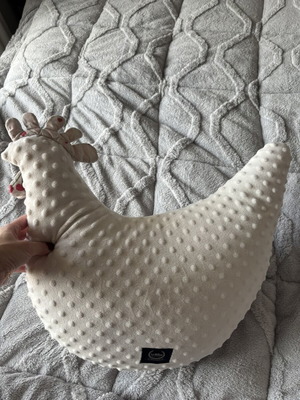 La Millou Kura nursing and pregnancy pillow
