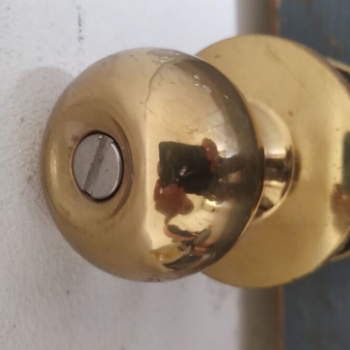 Round door knob with rosette, lock and cylinder, like new