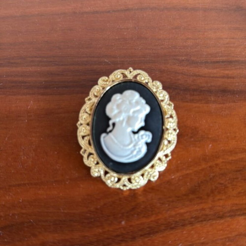 Decorative pins for coats and cardigans like new, pack of 3