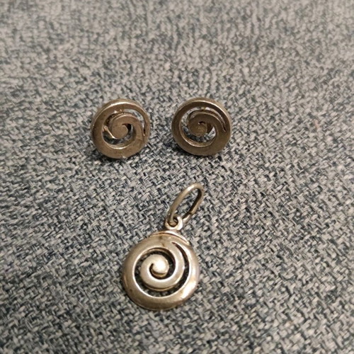 Silver earrings set with 925 pendant like new