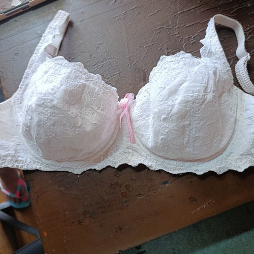 Bra with underwire and lace 85c like new, white