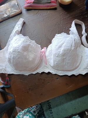 Bra with underwire and lace 85c like new, white