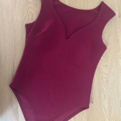 Burgundy bodysuit like new with neckline, size S