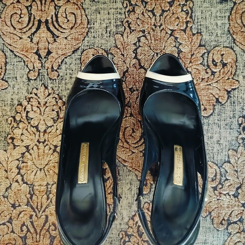 Gianna Kazakou peep toe sandals size 39, new, 12 cm heel, black and beige