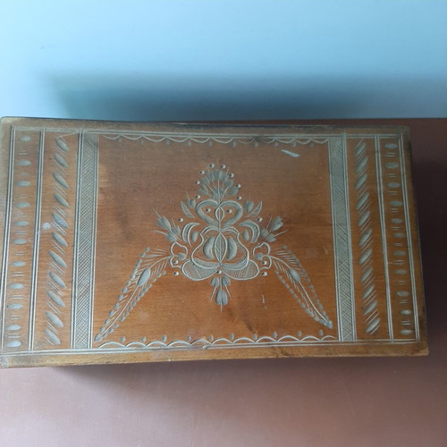 Wooden jewelry box used with carved decorations and red lining
