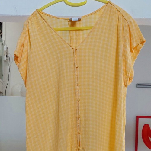 Yellow blouse like new, medium size, lightweight fabric
