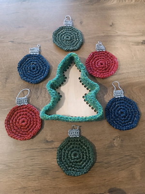 Knitted basket 20cm with 6 Christmas coasters new