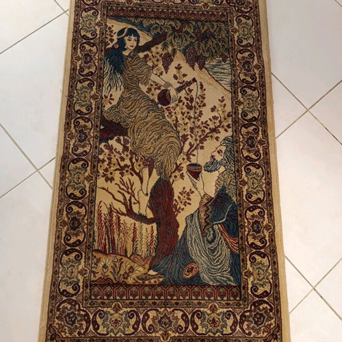 Small rug used with depiction of couple drinking wine