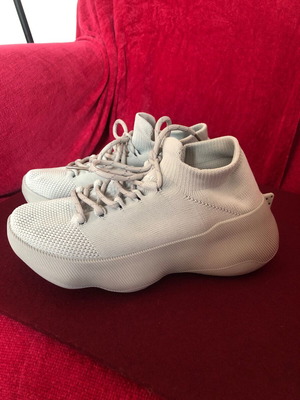 Sneakers light gray like new, size 36, athletic style