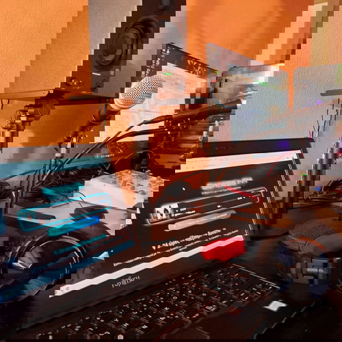 Ραδιοφωνικός ιντερνετικός σταθμός με εξοπλισμό και ιστοσελίδα σε λειτουργία