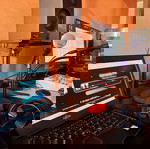 Ραδιοφωνικός ιντερνετικός σταθμός με εξοπλισμό και ιστοσελίδα σε λειτουργία