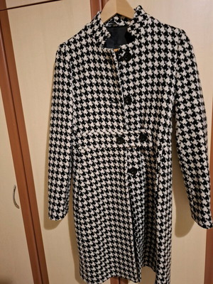 Women's coat used, black and white pattern, size S