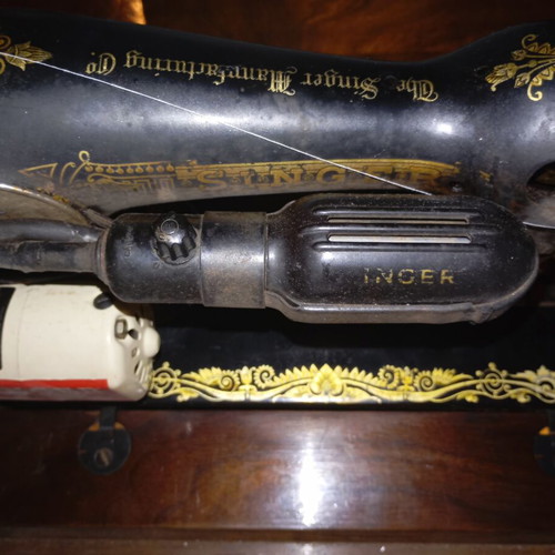 Singer sewing machine vintage used, functional, circa 1927