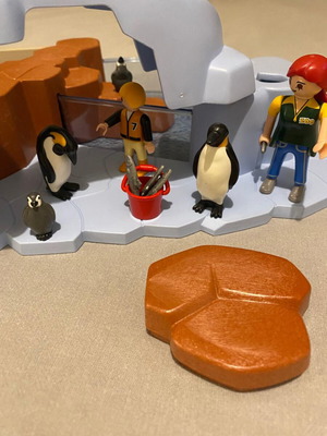 Playmobil pool with penguins used, missing child figure replaced