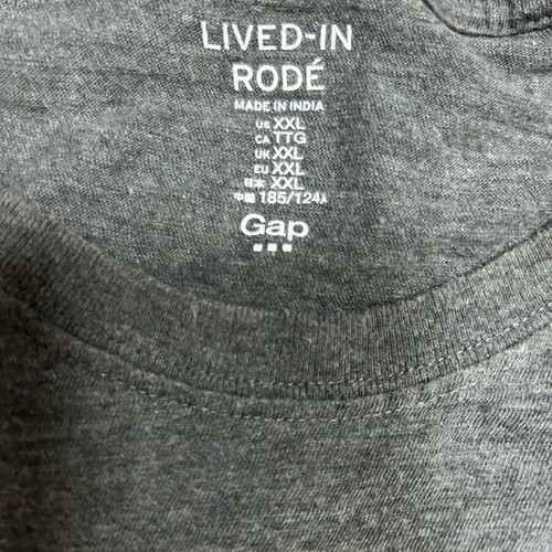 GAP XXL T-shirts like new, 1 red with palms and 1 grey with Canada print
