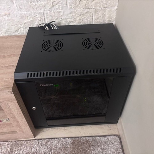 19" Rack 9U and equipment like new with managed and unmanaged switch