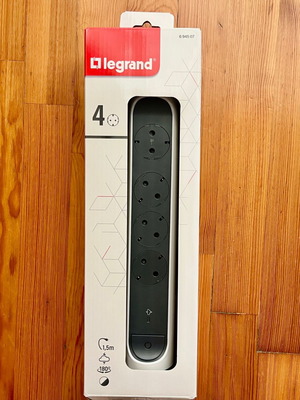 Πολύπριζο Legrand Premium με διακόπτη ON/OFF και προστασία υπέρτασης