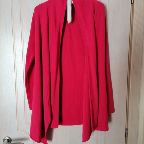 Cardigan new coral color with unique design and button fastening