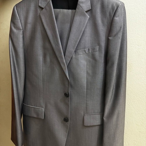 Hugo Boss gray suit like new, size 50