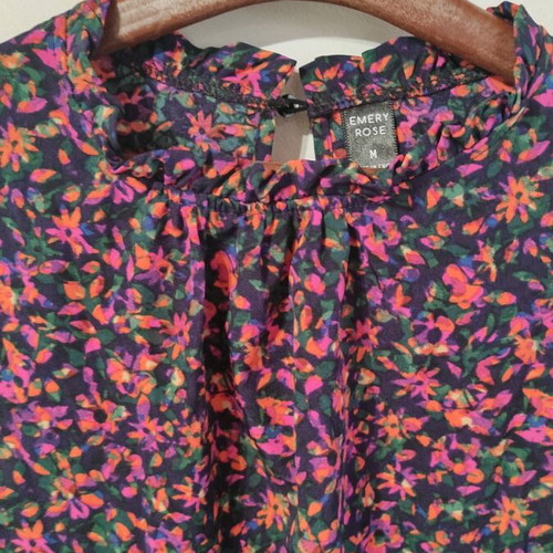 Women's blouse Medium like new, multicolor with elastic cuffs and button