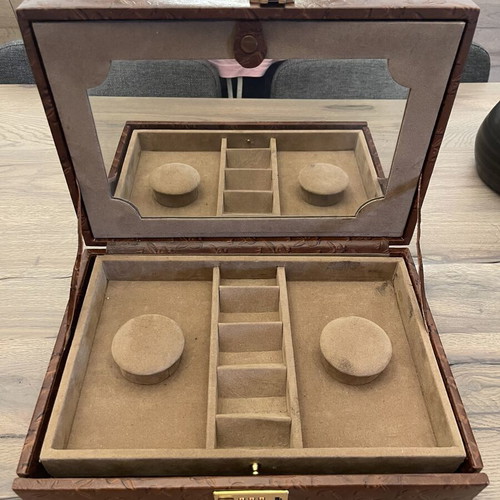 Leather Jewelry Box 100% like new with compartments and mirror