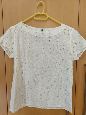 Benetton beige perforated blouse with flowers size S like new