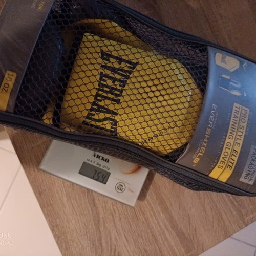 Boxing gloves kickboxing size 10 like new