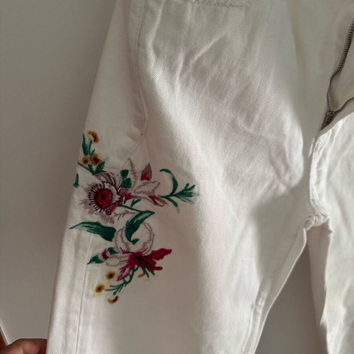 Zara white jeans with embroidered flower, like new, size S