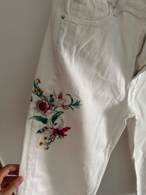 Zara white jeans with embroidered flower, like new, size S