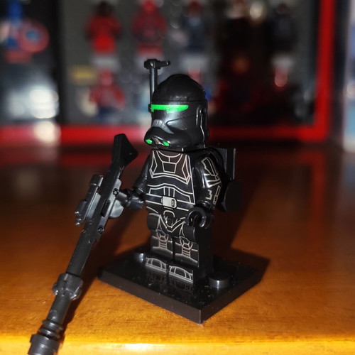 Crosshair Imperial minifigure like new with base, backpack, blaster