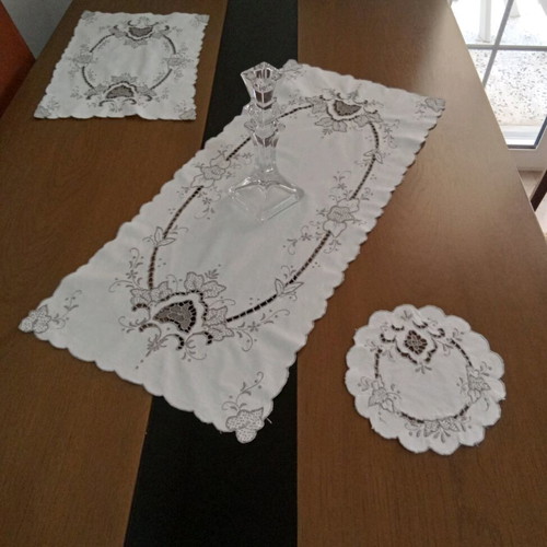 Vintage set of 4 ecru table linens with gray details like new