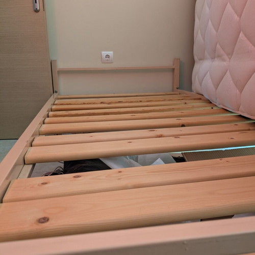 Metal bed frame like new, pink with wooden slats, 200x98 cm