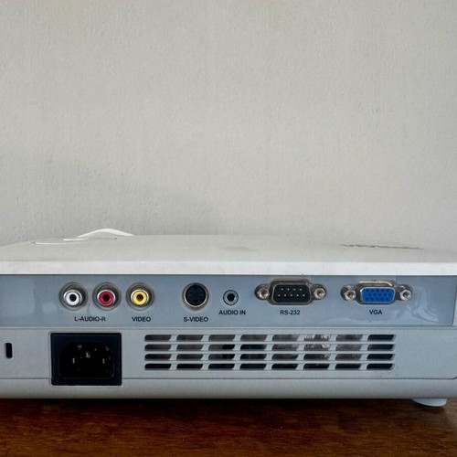Vivitek D508 DLP projector like new, 2600 ANSI lumens