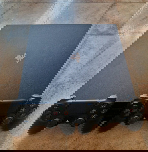 Ps4 pro με δύο χειριστήρια