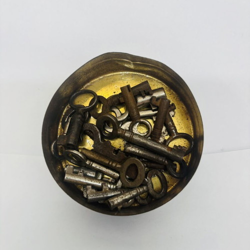 Lot of 17 small antique skeleton keys used with French metal lid