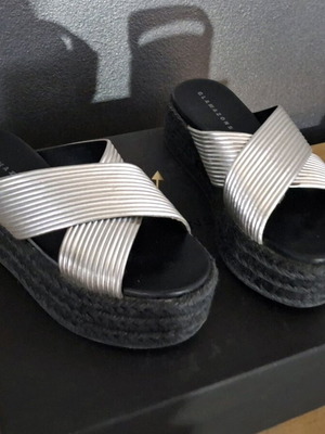 Glamazons women's platform shoes like new, black and silver