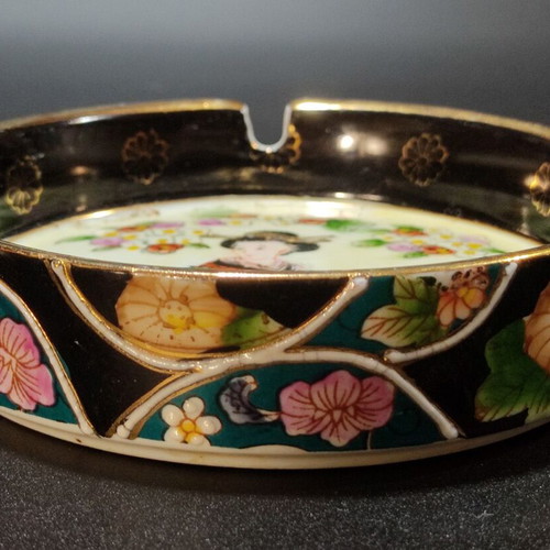 Satsuma Vase and Ashtrays 30cm like new