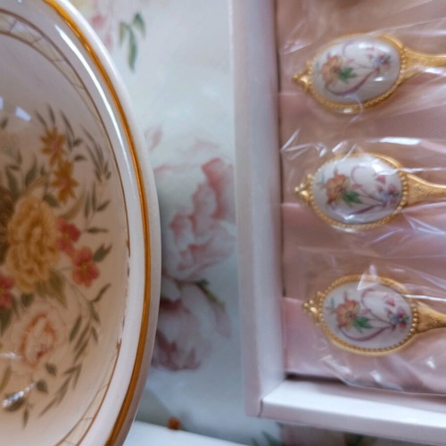 Spoons and bowl like new, set of 6 with handle, minor defect