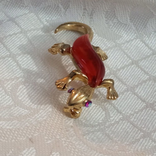Lizard brooch faux metal like new