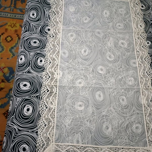 Set of 4 table linens like new with lace and embroidery