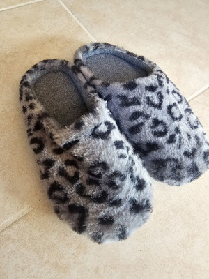 Fur slippers leopard print like new, size 38, black and grey